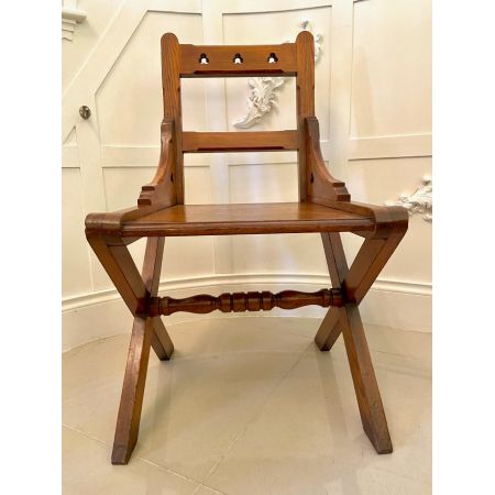 Zwölf gotische Pitch-Pine-Esszimmerstühle mit bezaubernden Schnitzereien