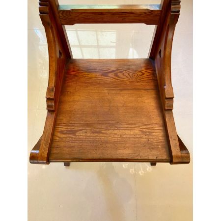 Zwölf gotische Pitch-Pine-Esszimmerstühle mit bezaubernden Schnitzereien