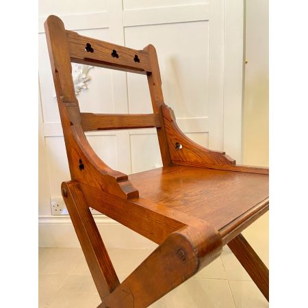 Zwölf gotische Pitch-Pine-Esszimmerstühle mit bezaubernden Schnitzereien