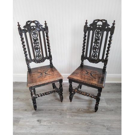 Ein Paar Viktoriainsche Stühle / hall chairs im Carolean Stil