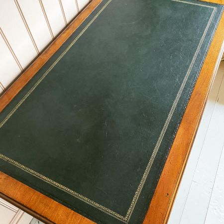 Hochwertiger Schreibtisch aus Massivmahagoni aus der späten 19. Jahrhunderts