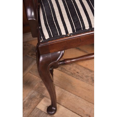 Paar Bibliotheksstühle im Stil von Queen Anne, hergestellt aus massivem Mahagoni