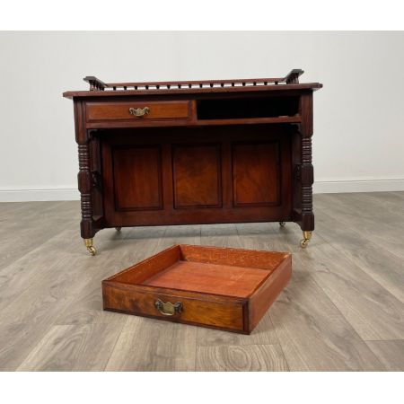 Hochwertiger Schreibtisch mit Lederplatte aus der edwardianischen Epoche, gefertigt aus Mahagoni