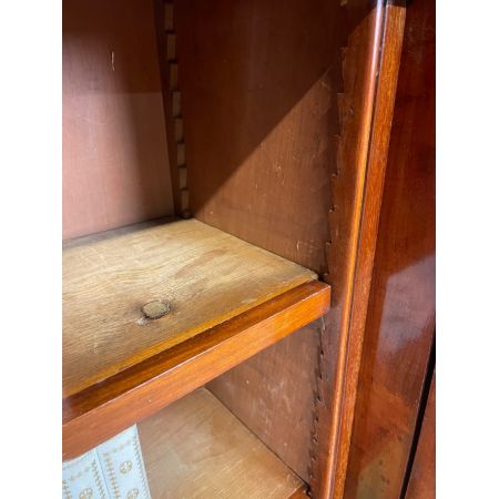 Ein offenes Bücherregal, flankiert von Schränken mit internen Regalen aus Mahagoni