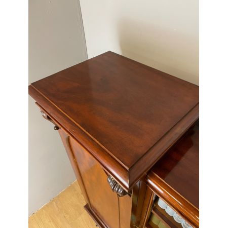 Ein offenes Bücherregal, flankiert von Schränken mit internen Regalen aus Mahagoni