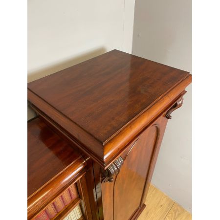 Ein offenes Bücherregal, flankiert von Schränken mit internen Regalen aus Mahagoni