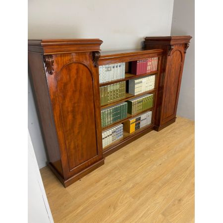 Ein offenes Bücherregal, flankiert von Schränken mit internen Regalen aus Mahagoni