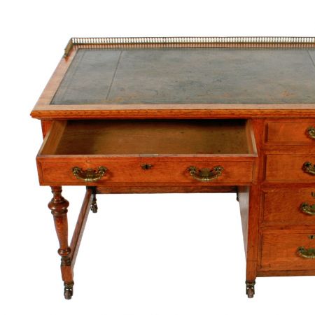 viktorianischer Eichenschreibtisch aus dem 19. Jahrhundert