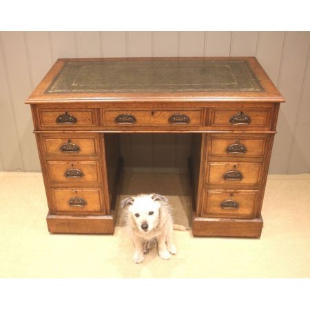 Schöner edwardianischer Schreibtisch aus massiveiche mit Sockelpodest