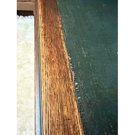 Schöner antiker Schreibtisch aus Eiche mit Sockelpodest