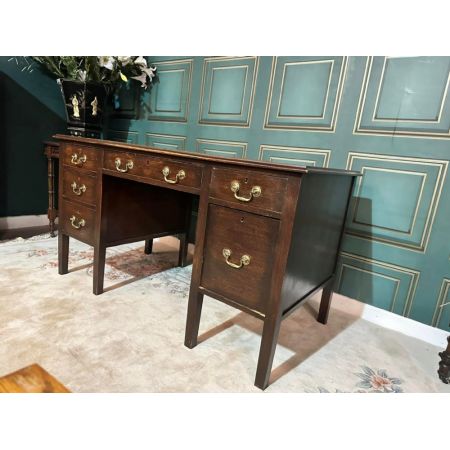 Schöner antiker Schreibtisch aus Eiche mit Sockelpodest