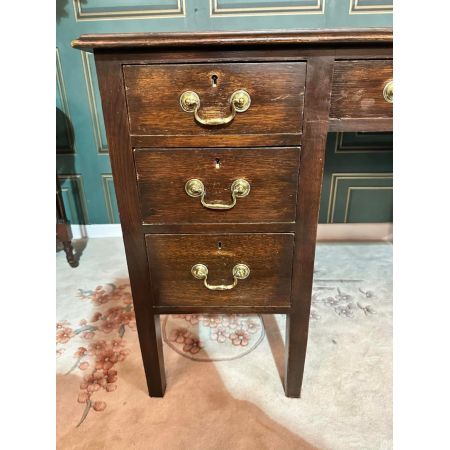 Schöner antiker Schreibtisch aus Eiche mit Sockelpodest