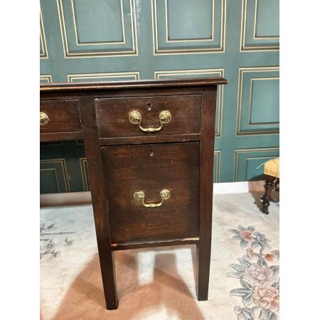 Schöner antiker Schreibtisch aus Eiche mit Sockelpodest