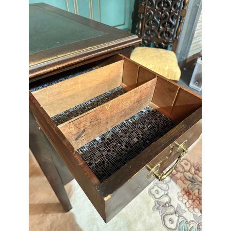 Schöner antiker Schreibtisch aus Eiche mit Sockelpodest