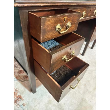 Schöner antiker Schreibtisch aus Eiche mit Sockelpodest