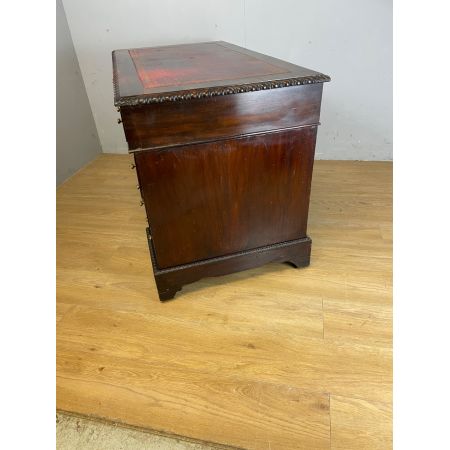 Hochwertigen Schreibtisch aus drei Teilen mit massiven Messinggriffen