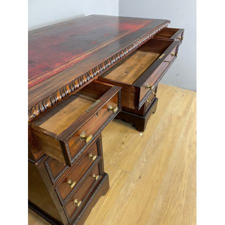 Hochwertigen Schreibtisch aus drei Teilen mit massiven Messinggriffen