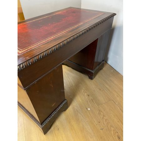 Hochwertigen Schreibtisch aus drei Teilen mit massiven Messinggriffen