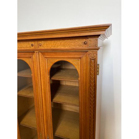 Hochwertiges französisches Bücherregal / Vitrine aus Nussbaum