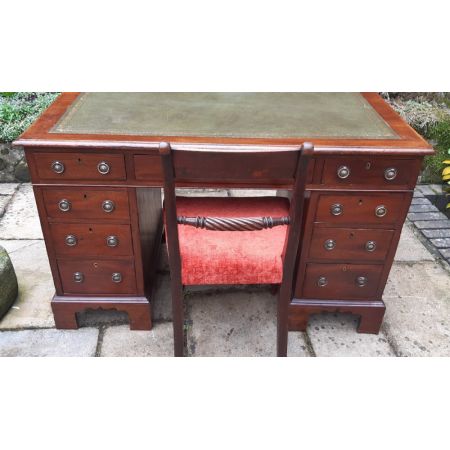 Attraktiver Sockelschreibtisch mit Ledereinlage aus der viktorianischen Epoche