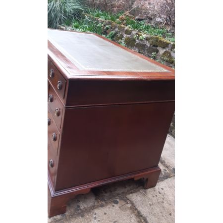 Attraktiver Sockelschreibtisch mit Ledereinlage aus der viktorianischen Epoche