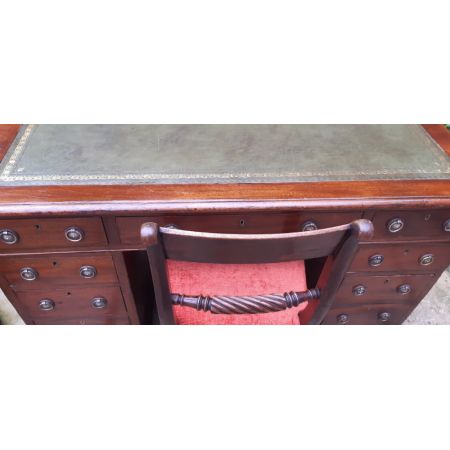 Attraktiver Sockelschreibtisch mit Ledereinlage aus der viktorianischen Epoche