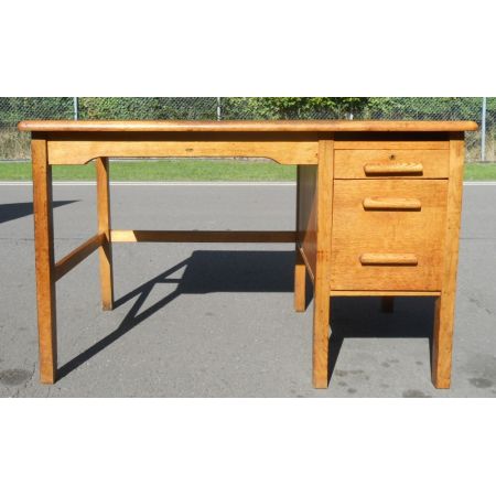 Schöner Büroschreibtisch mit großem Kniebereich