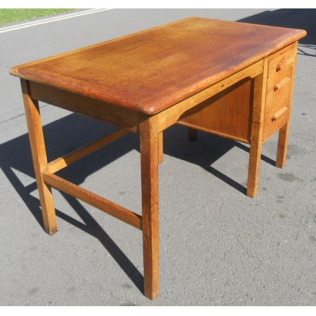 Schöner Büroschreibtisch mit großem Kniebereich