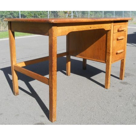 Schöner Büroschreibtisch mit großem Kniebereich