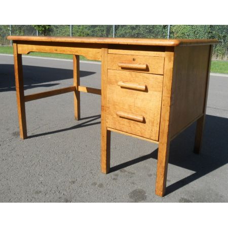 Schöner Büroschreibtisch mit großem Kniebereich