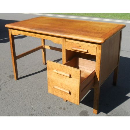 Schöner Büroschreibtisch mit großem Kniebereich