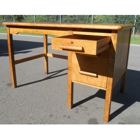 Schöner Büroschreibtisch mit großem Kniebereich