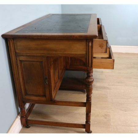 Schöner spätviktorianisches Schreibtisch aus Walnuss im Stil von Lamb of Manchester