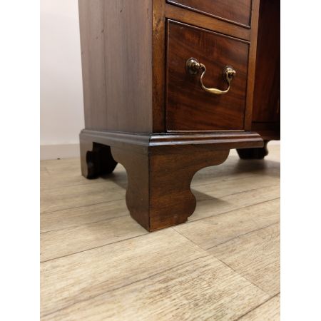 hübscher edwardianischer Schreibtisch / kneehole desk aus massivem mahagoni