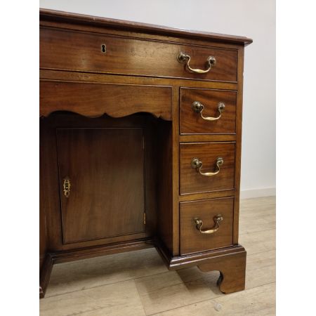hübscher edwardianischer Schreibtisch / kneehole desk aus massivem mahagoni