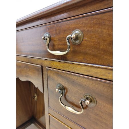 hübscher edwardianischer Schreibtisch / kneehole desk aus massivem mahagoni