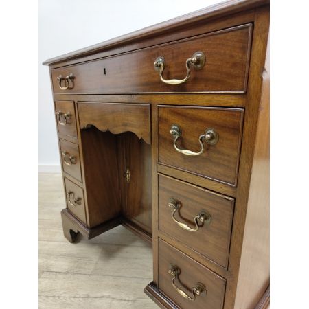 hübscher edwardianischer Schreibtisch / kneehole desk aus massivem mahagoni