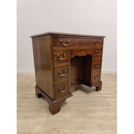 hübscher edwardianischer Schreibtisch / kneehole desk aus massivem mahagoni
