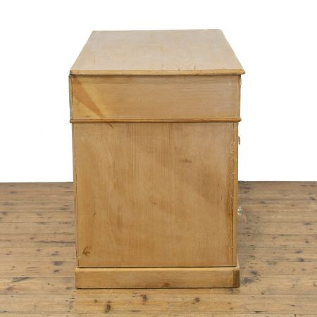 Schöner viktorianischen Schreibtisch / kneehole desk aus Kiefernholz