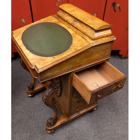 Viktorianischer Schreibpultschrank / davenport aus gemasertem Walnussholz