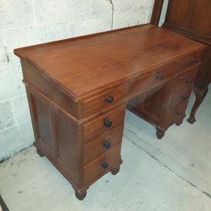 spätviktorianischer Schreibtisch aus Harzkiefer mit einem kneehole