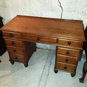 spätviktorianischer Schreibtisch aus Harzkiefer mit einem kneehole