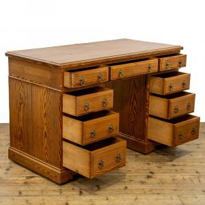 Antiker viktorianischer Schreibtisch im gotischen Stil aus Kiefernholz