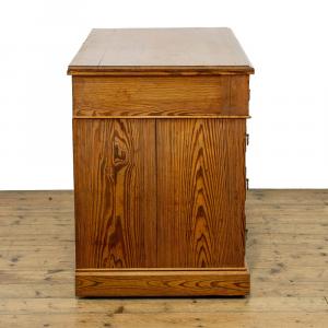 Antiker viktorianischer Schreibtisch im gotischen Stil aus Kiefernholz