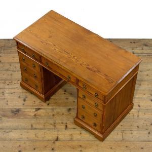 Antiker viktorianischer Schreibtisch im gotischen Stil aus Kiefernholz