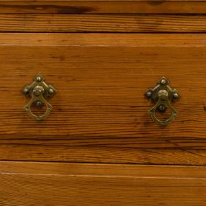 Antiker viktorianischer Schreibtisch im gotischen Stil aus Kiefernholz