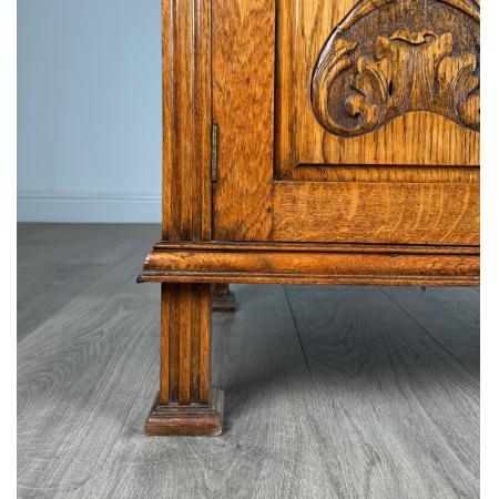 Antikes Sideboard aus goldenem Eichenholz mit Spiegelrückseite aus dem 20. Jahrhundert