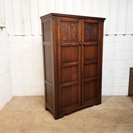 Antiker Eichenschrank mit geschnitzten Verzierungen von 1920