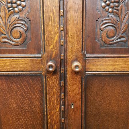 Antiker Eichenschrank mit geschnitzten Verzierungen von 1920