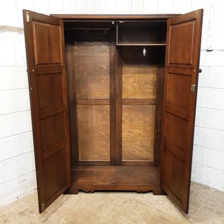 Antiker Eichenschrank mit geschnitzten Verzierungen von 1920